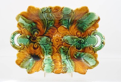 Auktion 367<br>Majolika-Servierplatte, ungemarkt, älter, H-4,7cm B-27,5cm T-20cm [1]