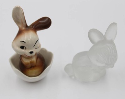 Auktion 367<br>2x div. Hasenfiguren von Goebel, Glas u. Keramik, ca. H-9,5cm [1]