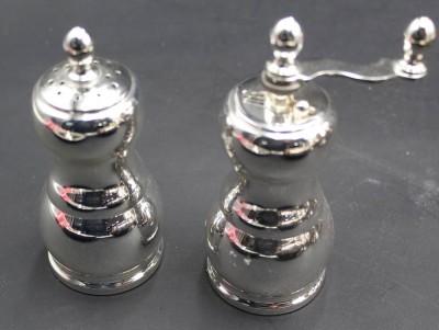 Auktion 367<br>Salzstreuer und kl. Pfeffermühle, plated, H-11 cm [1]