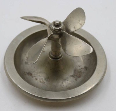 Auktion 367<br>maritimer Ascher, älter, wohl Edelstahl, ca. H-7cm D-11cm [1]