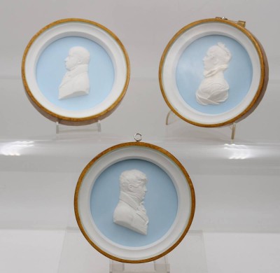 Auktion 367<br>4x div. wohl Porzellan-Reliefbilder berühmter Persönlichkeiten, älter, ca, D-12cm [1]