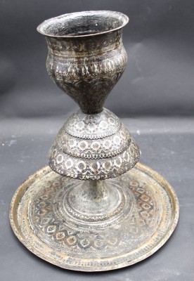 Auktion 367<br>gr. Stand einer alten Wasserpfeife, Persien?, H-30 cm, innen Glasgefäss [1]