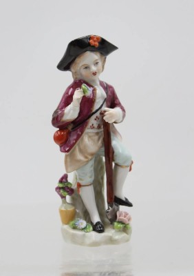 Auktion 367<br>Figur, Sitzendorf, kl. Kavalier, bemalt, an Hand geklebt, H-11cm [1]