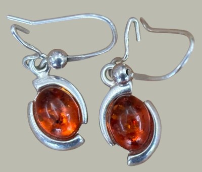 Auktion 367<br>Paar Ohrhänger mit Bernstein, Silber-925-, 3 gr. [1]