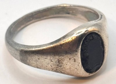Auktion 367<br>alter Silberring, schwarzer Stein, undeutlich gepunzt,Tragespuren RG 63, 11,2 gr [1]