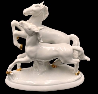 Auktion 367<br>Paar galoppierende Pferde, weiss, vergoldete Hufe, H-10 cm, L-17 cm [1]