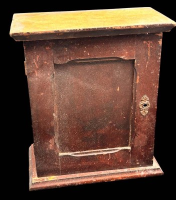 Auktion 367<br>kl. alter Holz Wandschrank, Altersspuren, H-31 cm, B-27 cm [1]