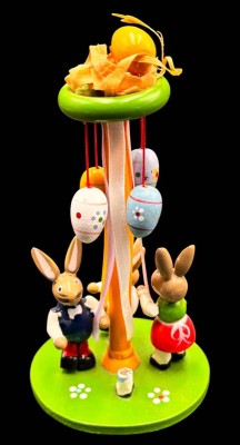 Auktion 367<br>9x div. Figuren/Figurengruppen, Erzgebirge und andere, u.a. auch Korkenhalter, H-Maibaum ca. 15 cm, bei einer Häsin fehlt Ohr, tw. beschädigt [1]