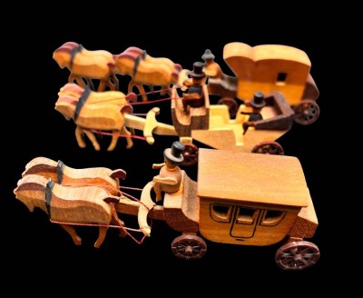 Auktion 367<br>3x kl. Holzkutschen,  H-ca. 3,5 cm, L-max 15 cm, 1x gemarkt 