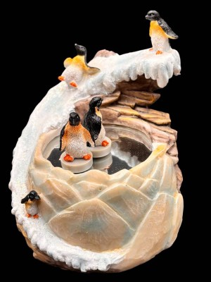 Auktion 367<br>Spieluhr mit tanzenden Magnet Pinguinen, Werk läuft, H-12 cm, D-13 cm [1]