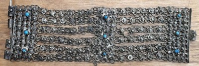 Auktion 367<br>breites Ethno-Armband, Anatolien??,  wohl versilbert mit 9 blauen Steinen, L-21 cm, B-6 cm, 213 gr., Handarbeit [1]