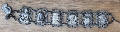 Auktion 367<br>Ägyptisches Revival Armband Pharaonen Römer asiatische Gottheiten, wohl Zinn, L-ca. 19 cm, vintage um 1960 [1]