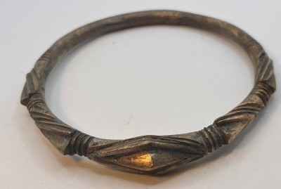 Auktion 367<br>antikes westafrikanisches Djerma-Tribal-Armband aus Metall,, Manilla aus Bronze, D-ca. 8 cm, 92,4 gr [1]