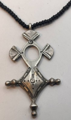 Auktion 367<br>kl. Tuareg Kreuz, Silber an Glasperlenkette (ohne Schliesse), älter, Kreuz 10 gr., H-5 cm [1]