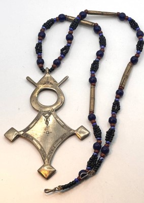 Auktion 367<br>grosses Tuareg Brustkreuz, Silber , H-9 cm,  ca 47 gr., an Kette, L-50 cm [1]