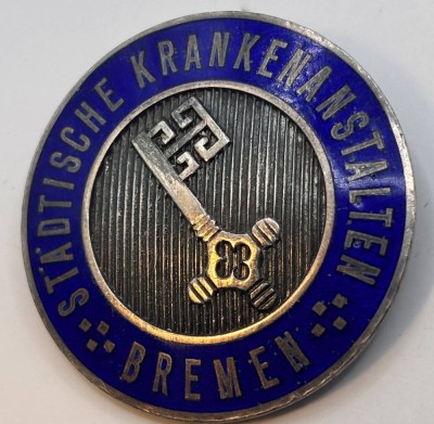 Auktion 367<br>gr. emaillierte Brosche 