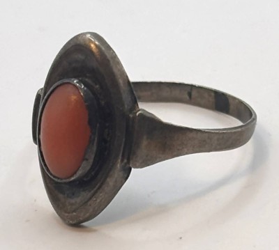 Auktion 367<br>kl. Silberring mit Koralle, RG 54, 2,8 gr [1]