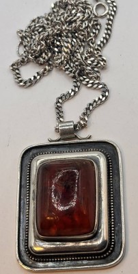 Auktion 367<br>Silber-Halskette mit grossen, massiven Anhänger-925-, Bernstein, Handarbeit, L-70 cm, Anhänger 4,5x3,5 cm, zusammen 47,2 gr. [1]