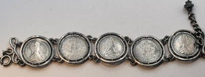 Auktion 367<br>Münzarmband mit 5 kl. Maria Theresientalern, diese wohl kein Silber, Armband und Münzhalter eventuell lt. Säuretest Silber ??, aber ungemarkt, L-ca. 20 cm, ca. 52 gr [1]