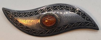 Auktion 367<br>geschweifte Silberbrosche-925- mit Bernstein, L-8 cm, 25,4 gr. [1]