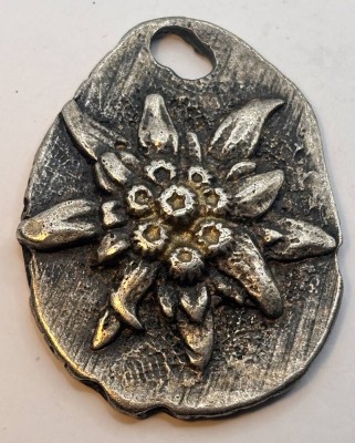 Auktion 367<br>massiver Silber-Anhänger mit Blüte, wohl aus Schmelz-Silber, geprüft,  H-4,5 cm, 33,2 gr. [1]