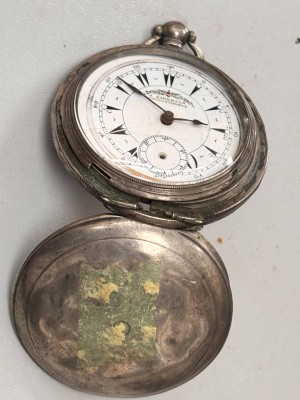 Auktion 367<br>gr. Schlüsseltaschenuhr, Sirekan-Konstantinople, Silbergehäuse, Sprungdeckel und Glas-Ring lose anbei, Werk steht, Reste altes Etikett/Kleber?, ungepflegt, D-5,5 cm, zus. 152  gr. [1]