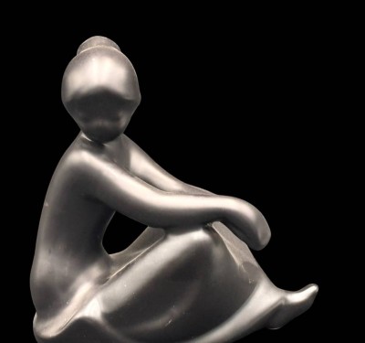 Auktion 368<br>stilis. sitzender Halbakt, schwarze Glasur, ohne Hersteller, H-ca. 20x20 cm [1]