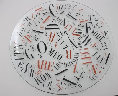 Auktion 368<br>gr. Schale mit Buchstabendekor, in der Art von Ferdinand Kriwet, Gebrauchsspuren, ca. D-42cm [1]