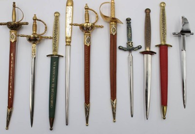 Auktion 368<br>10x div. Brieföffner in Form historischer Blankwaffen, ca. L-24,5cm [1]