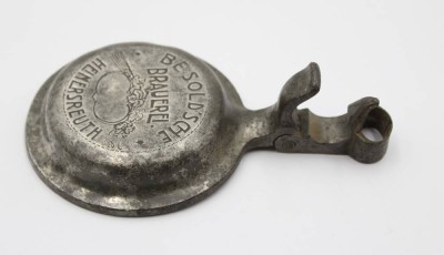 Auktion 368<br>Bierkrugdeckel aus Zinn mit der Prägung Besold'sche Brauerei Heinersreuth, ca. D-8,8cm [1]