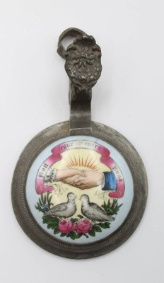 Auktion 368<br>Bierkrug-Deckel aus Zinn mit einem Porzellanmedaillon, Gott segne euren Bund, ca. D-8,9cm [1]