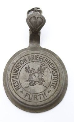 Auktion 368<br>Zinndeckel für einen Bierkrug, RESTAURATION KRIEGERHEIMSTÄTTE FÜRTH, ca. D-8,8cm [1]