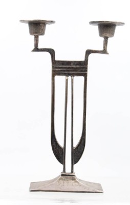 Auktion 368<br>Art-Déco Leuchter, 2flammig, silberfarben, ca. H-34cm B-21,5cm [1]