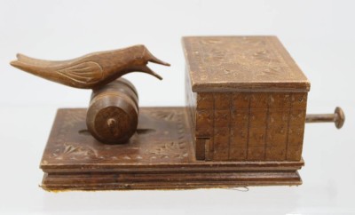 Auktion 368<br>mechanischer Zigarettenspender aus Holz, älter, Gebrauchsspuren, ca. H-7,8cm L-23,5cm [1]