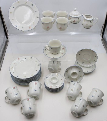 Auktion 368<br>Restservice, Seltmann Weiden, 10x Kuchenteller, 6x Eierbecher, 5x Kaffeetassen mit U.T. (1x Chip), 6x Kakaobecher, Milch und Zucker, [1]