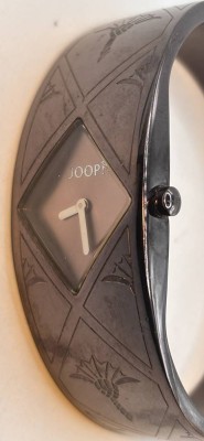 Auktion 368<br>Quartz Damenuhr, , Joop Tuo, Modische Spangenuhr, Edelstahlgehäuse mit eingraviertem Kornblumen Muster, Im Armband integriertes Zifferblatt in Rautenform, Clipverschluss. guter Zustand, Werk nicht geprüft [1]