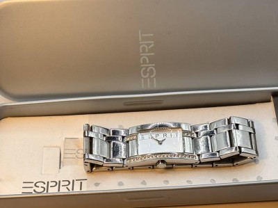 Auktion 368<br>Esprit Quartz Damenuhr in  Blechkasten mit Papiere, nicht überprüft, leichte Tragespuren [1]
