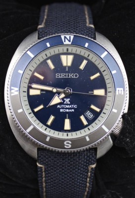 Auktion 368<br>Seiko Prospex Land Tortoise Automatic Diver's   200M, neu  in OVP, blaues Ziffernblatt, Lederband, mit Beschreibung etc., ungetragen, aus 2024, Werk läuft [1]