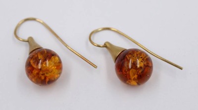 Auktion 368<br>Paar Ohrhänger, Bernstein, 925er Silber vergoldet, zus. ca. 5,3gr., L-3cm [1]