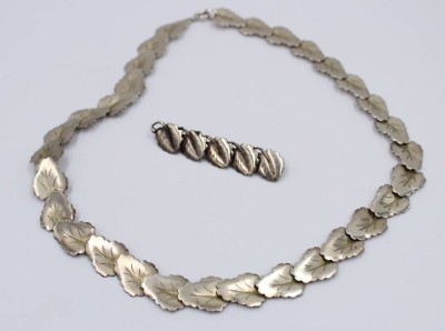 Auktion 368<br>Halskette und Brosche, je 835er Silber, Blattdekore, zus. 18,6gr., ca. L-40cm u. L-5,3cm [1]