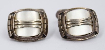 Auktion 368<br>Paar Manschettenknöpfe, 835er Silber mit Perlmutt, 14,1gr., 2 x 1,7cm [1]
