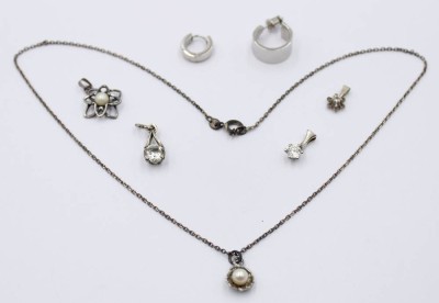 Auktion 368<br>kl. Silber-Konvolut, zus. ca. 12,9gr., Kette ca. L-44cm, gr. Anhänger ca. L-2,5cm [1]