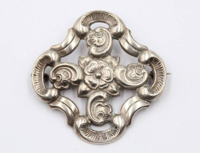 Auktion 368<br>835er Silber-Brosche, Rosenmuster, 8,7gr., ca. 4,4 x 4,4cm [1]