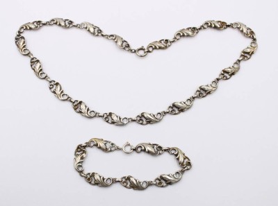 Auktion 368<br>Set, Silber 800/835, Kette und Armband, floral gearbeitet, ca. L-44cm u. 18cm, zus. 26,2gr. [1]