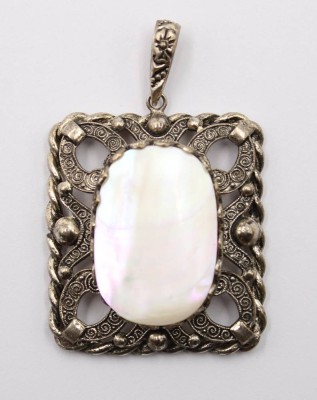 Auktion 368<br>gr. Modeschmuckanhänger mit Perlmutt, versilbert, ca. L-5cm [1]