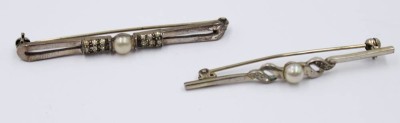 Auktion 368<br>2x div. Silber-Broschen, je mit Muschelkernperle und kl. klaren Steinen, zus. 7,7gr., ca. L-6cm [1]