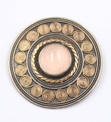 Auktion 368<br>Brosche/Anhänger im nordischen Stil, mittig Rosenqarz, 925er Silber, Greifenkunst, 18,1gr., D-4cm [1]