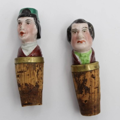 Auktion 368<br>2x antike Scherzkorkenhalter, Porzellan bemalt, ca. H-8cm [1]