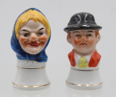 Auktion 368<br>Paar ältere Scherz-Streuer, Porzellan bemalt, ca. H-8cm [1]