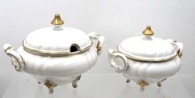 Auktion 368<br>2x Deckelterrinen, Weimar, Goldrand, ca. H-17,5 u. 21cm [1]